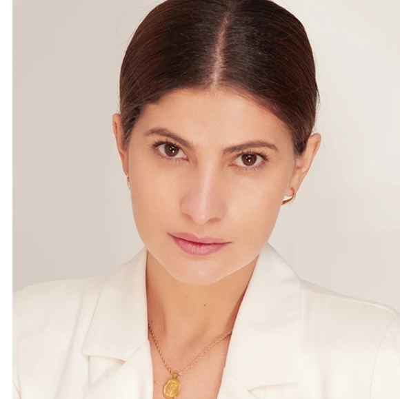 HOST PICK ❤️Stylish Oval Flower Necklace - Picture 2 of 5